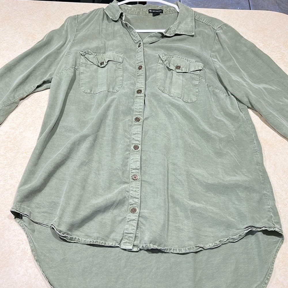 New Directions green button-down. Size: women’s medium. Barely worn, like new.